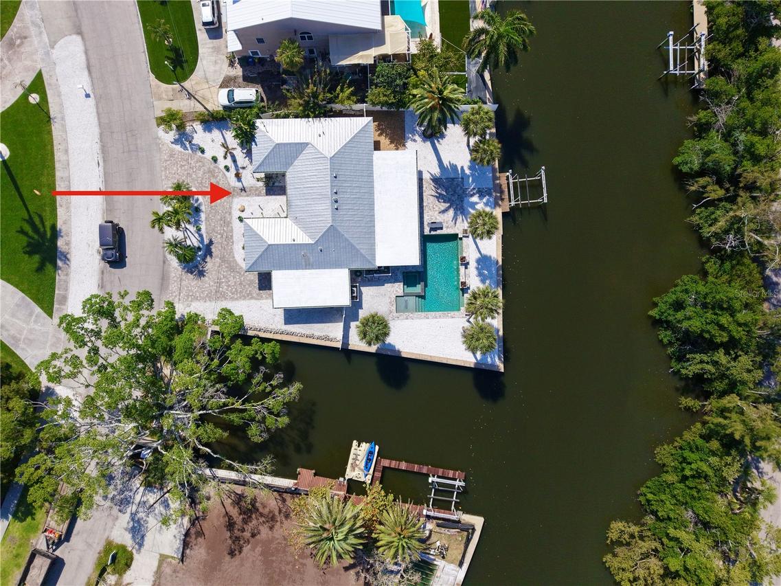 306 Island Cir., Sarasota, FL 34242