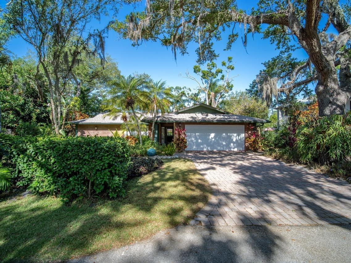 2120 Robinson Ave., Sarasota, FL 34232