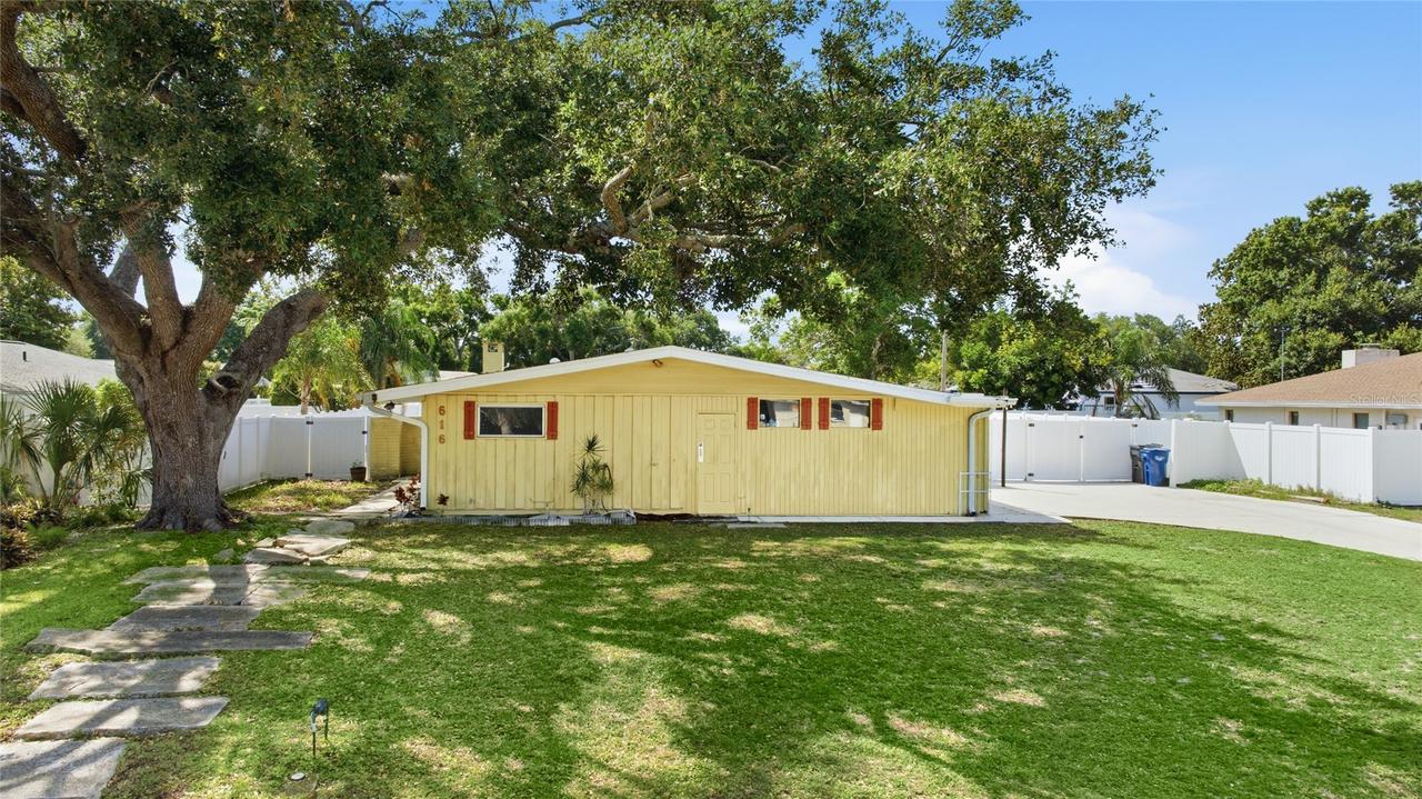 616 Saint Andrews Dr., Sarasota, FL 34243