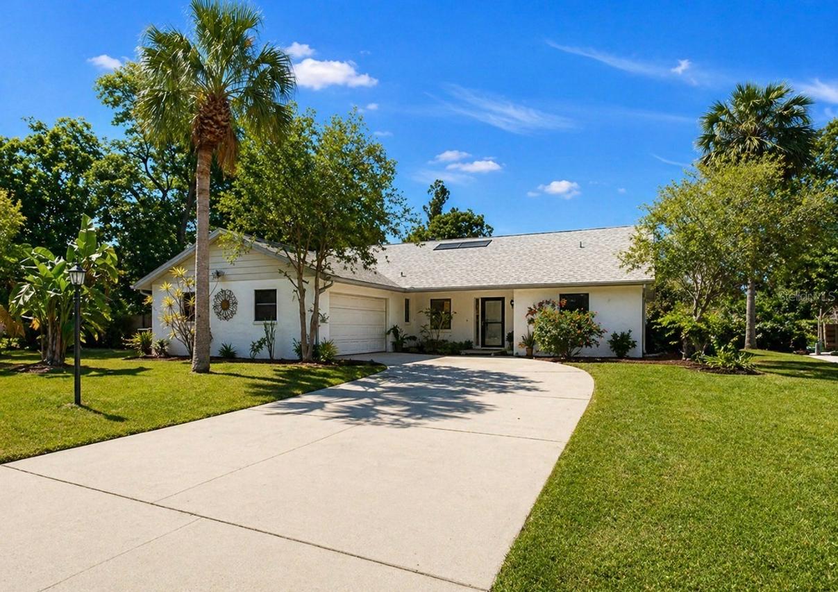 948 Winter Garden Dr., Sarasota, FL 34243