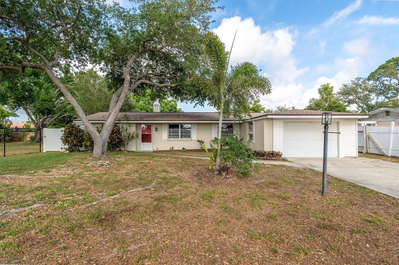 7464 Cass Cir., Sarasota, FL 34231