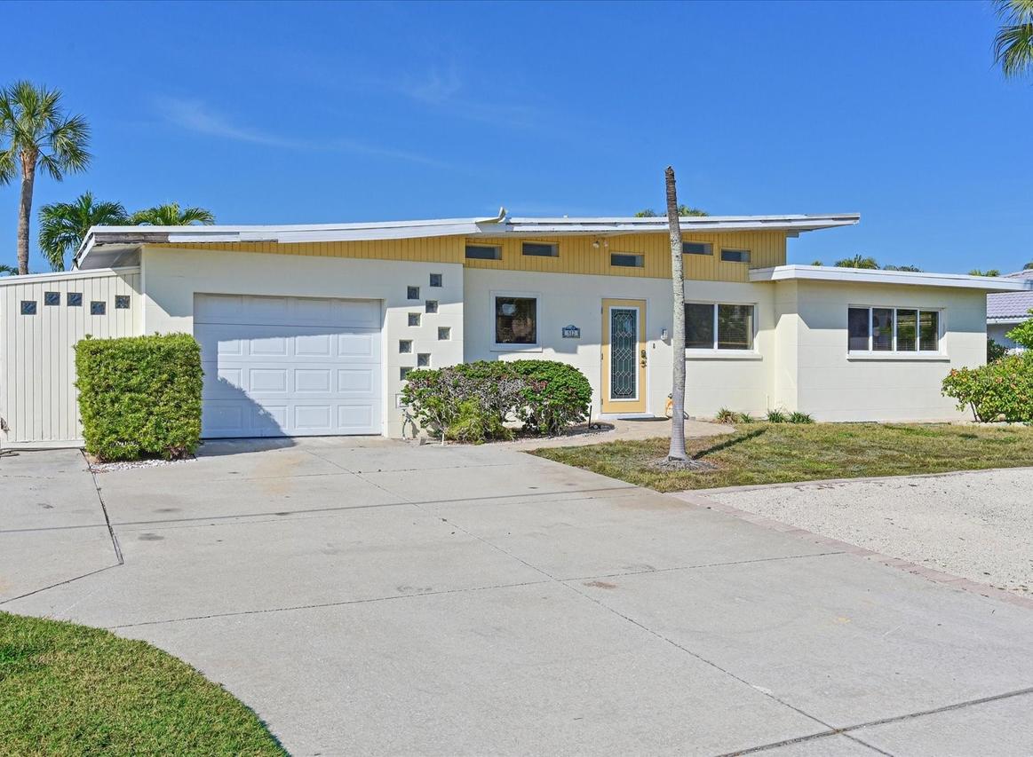512 Key Royale Dr., Holmes Beach, FL 34217