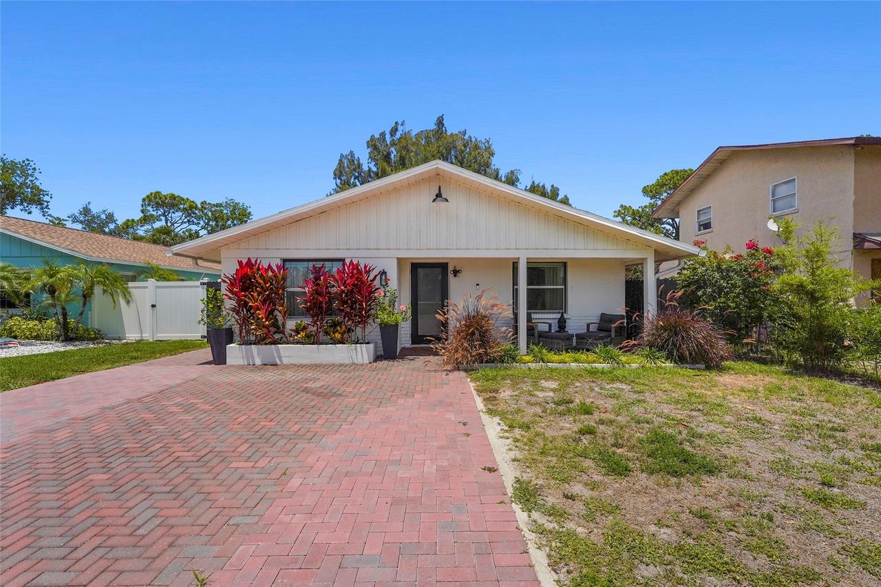 831 Winter Garden Dr., Sarasota, FL 34243