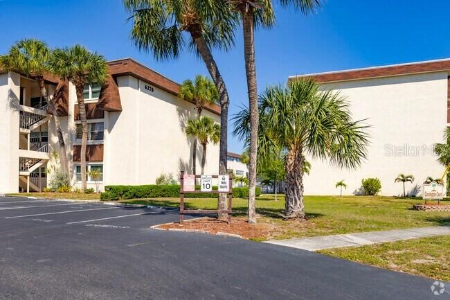 208 NE Monroe Cir. #307, St Petersburg, FL 33702