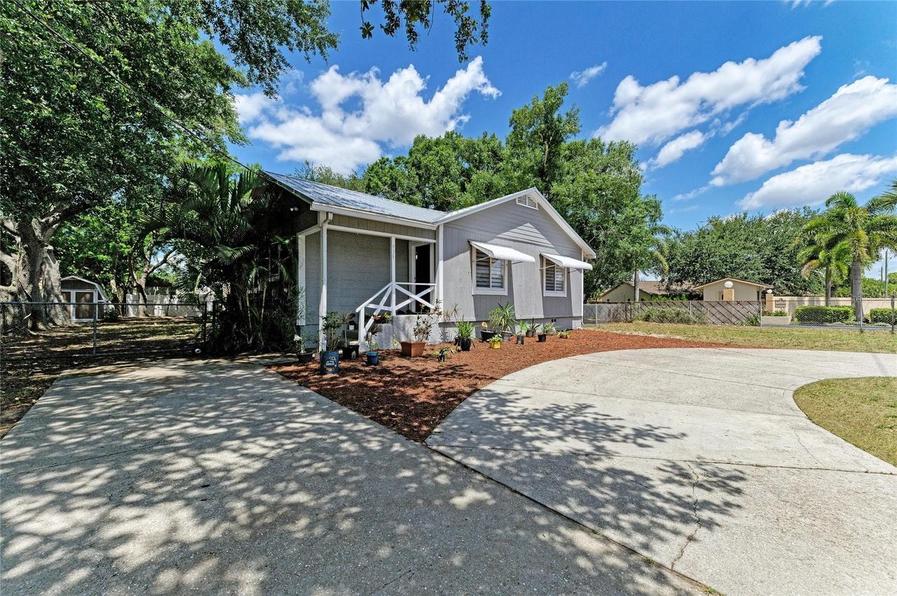 939 N Lockwood Ridge Rd., Sarasota, FL 34237