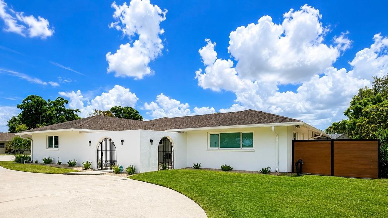 2806 Satsuma Dr., Sarasota, FL 34239