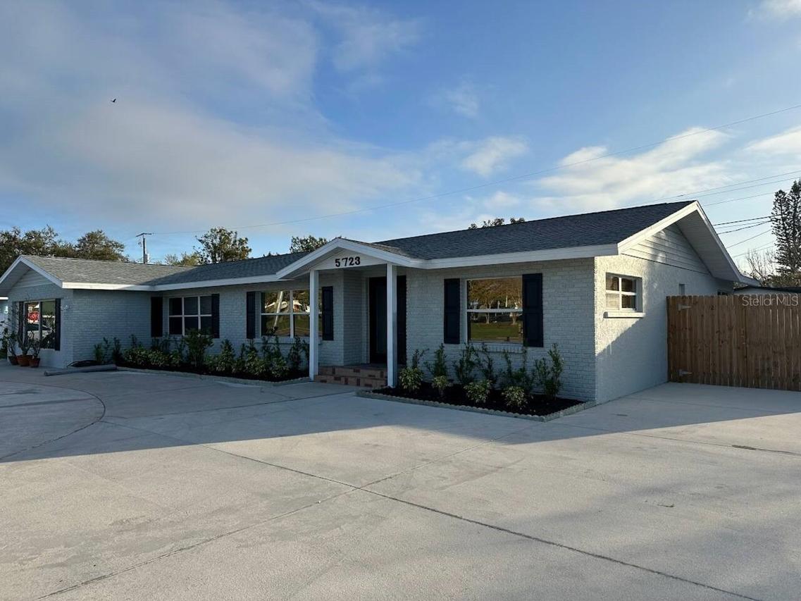 5723 26th St., Bradenton, FL 34207