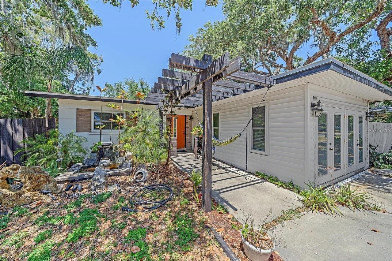 3281 8th St., Sarasota, FL 34237