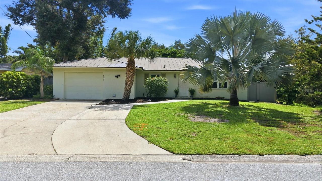 6233 Rockefeller Ave., Sarasota, FL 34231