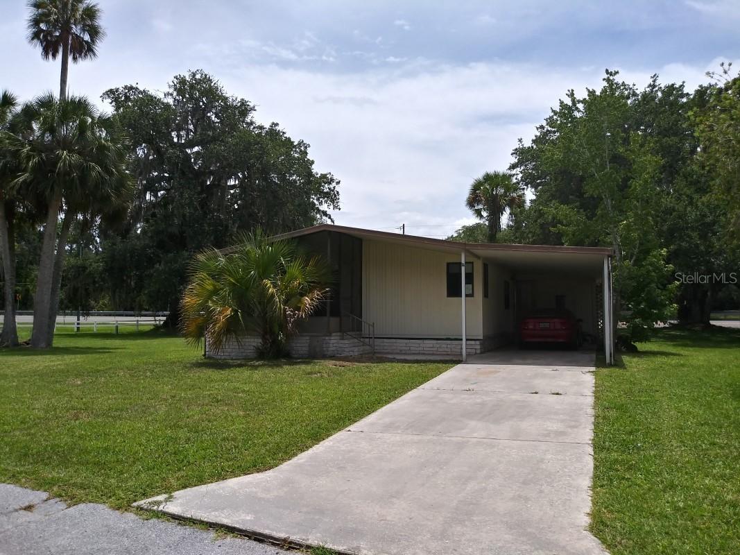 22 Canal Ct., Lake Panasoffkee, FL 33538