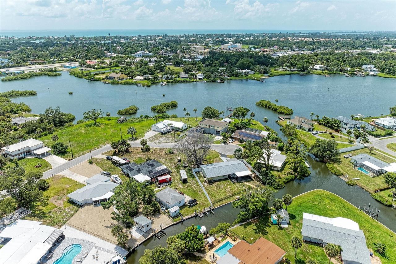 302 Dona Dr., Nokomis, FL 34275
