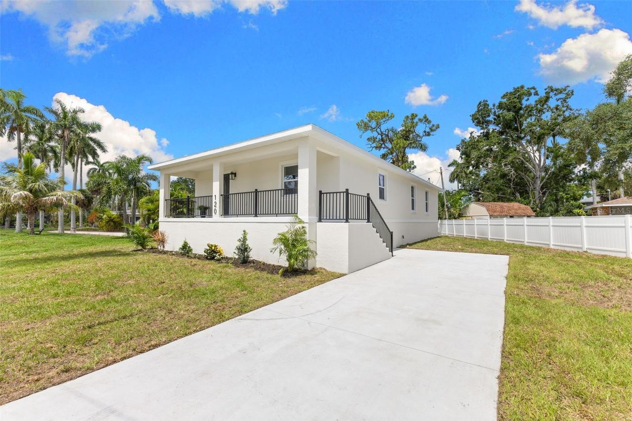 120 Brown St., Bradenton, FL 34208
