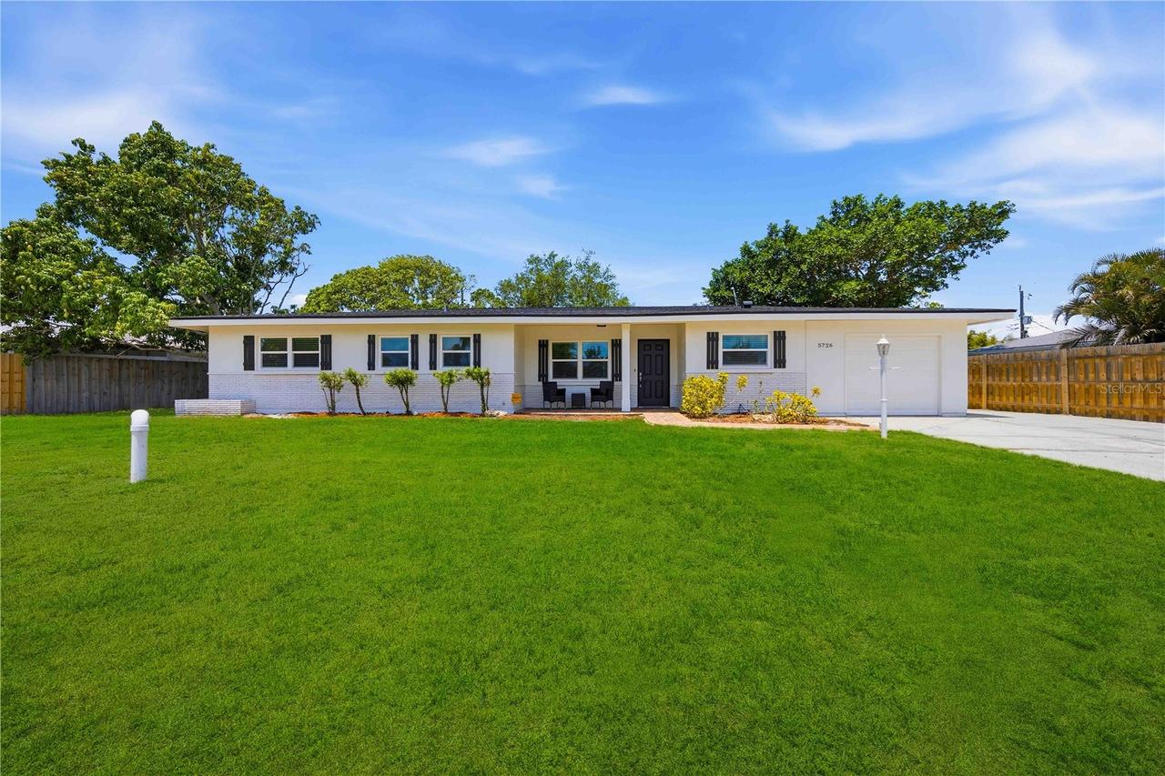 5726 Waneta Pl., Sarasota, FL 34231