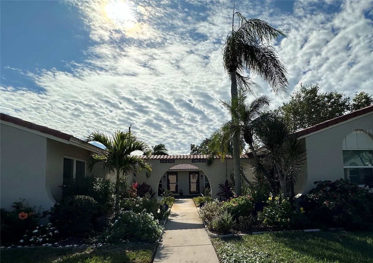 2105 Pueblo Cir. #V2, Sarasota, FL 34231