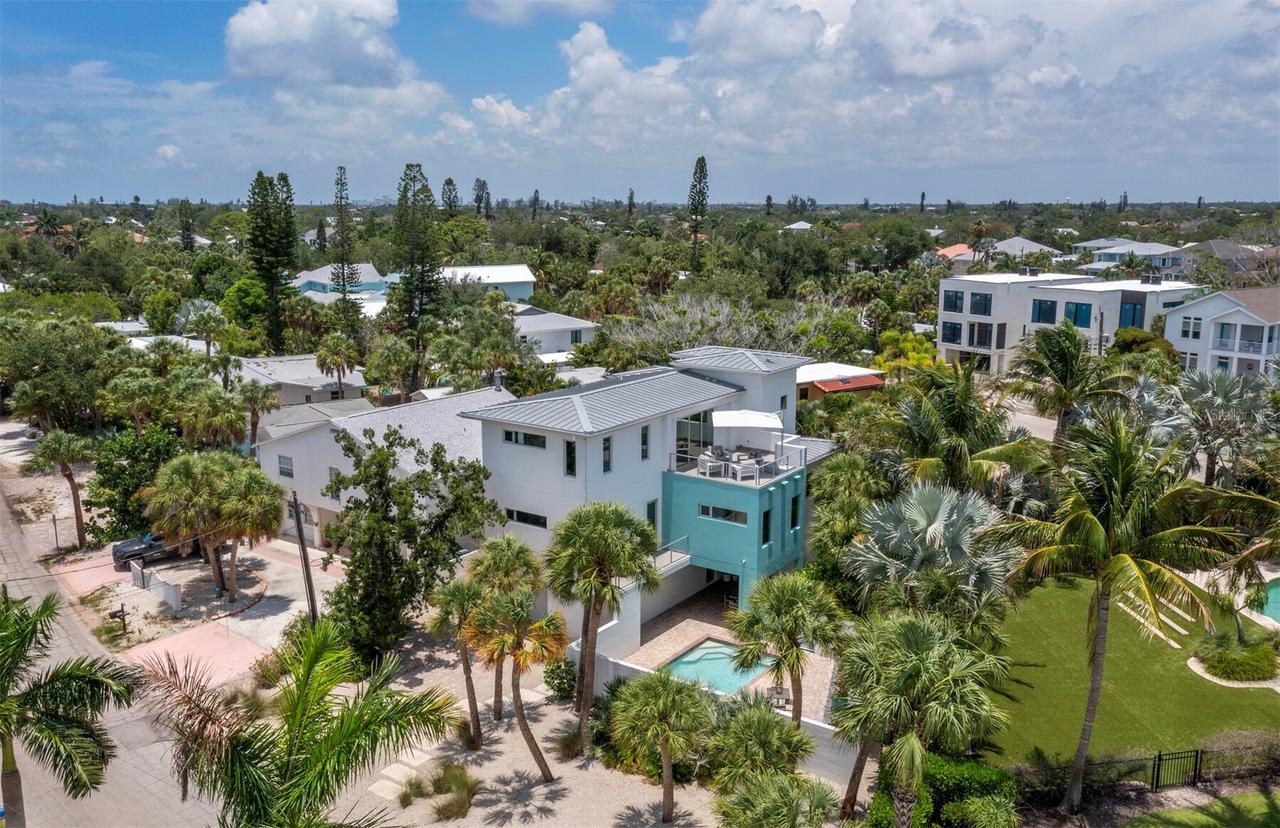471 Island Cir., Sarasota, FL 34242