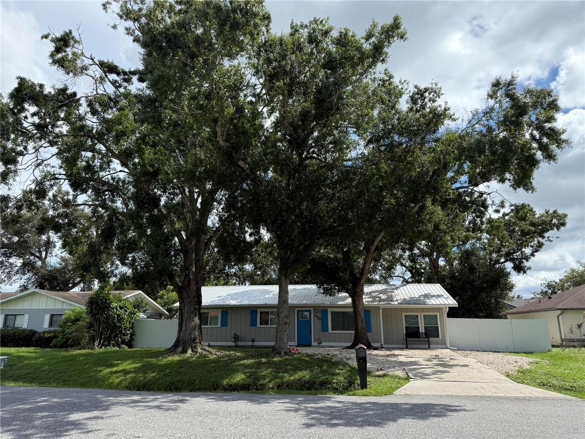 3988 San Luis Dr., Sarasota, FL 34235