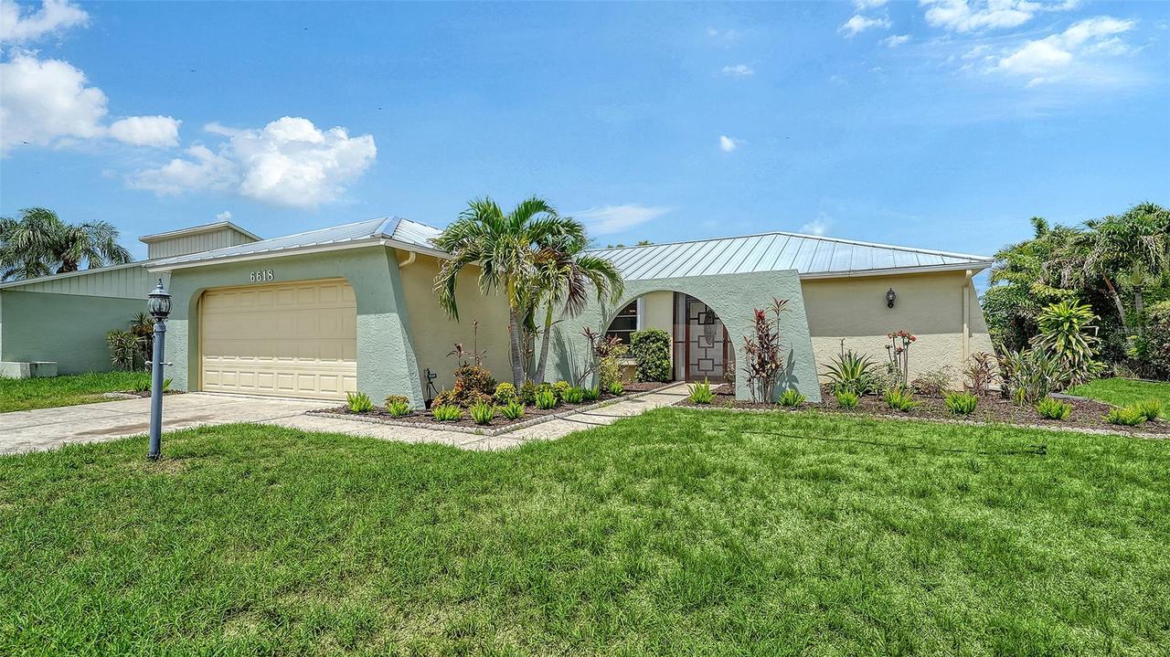 6618 Easton Dr., Sarasota, FL 34238