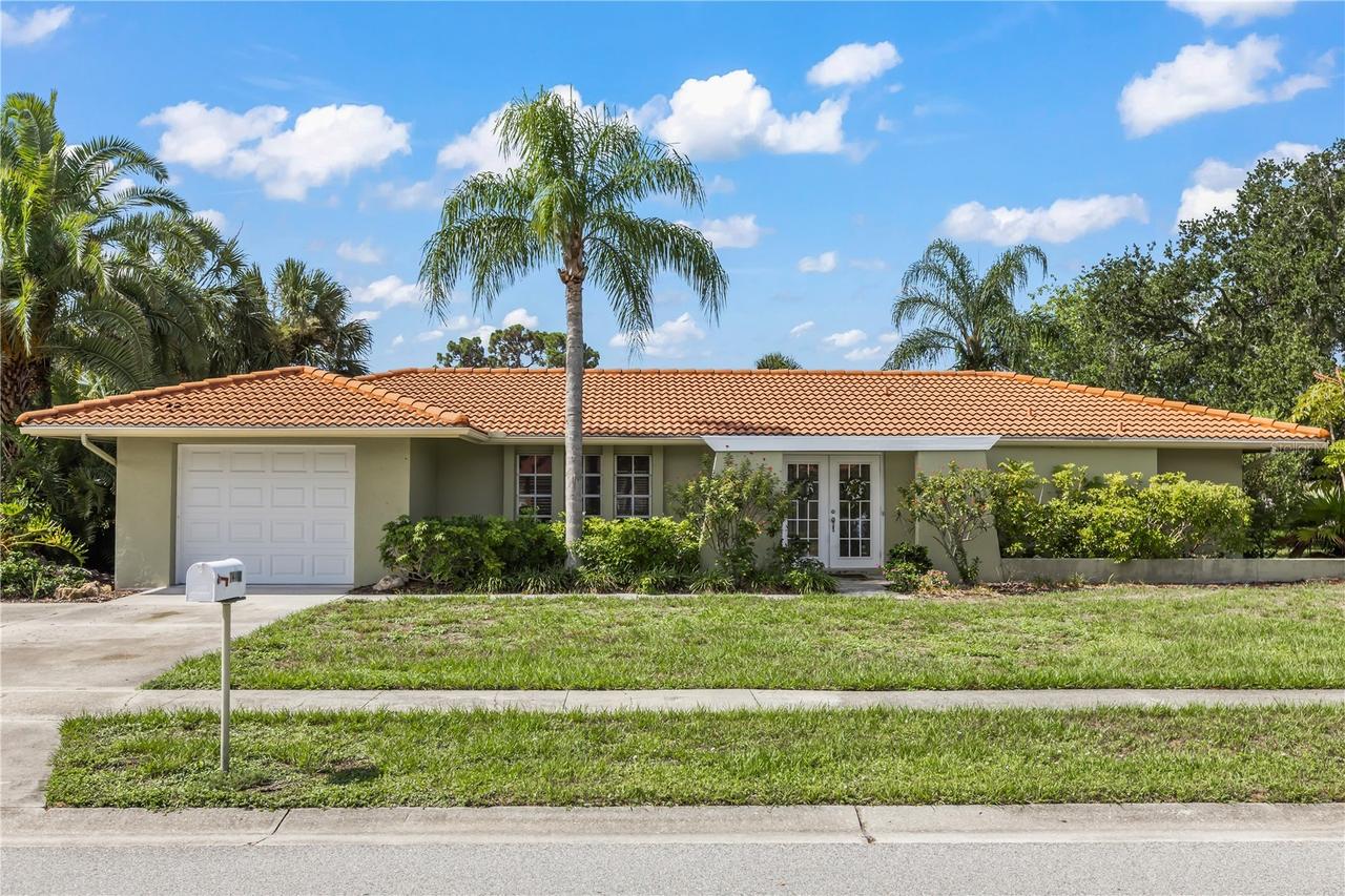 7411 Dickens Dr., Sarasota, FL 34231