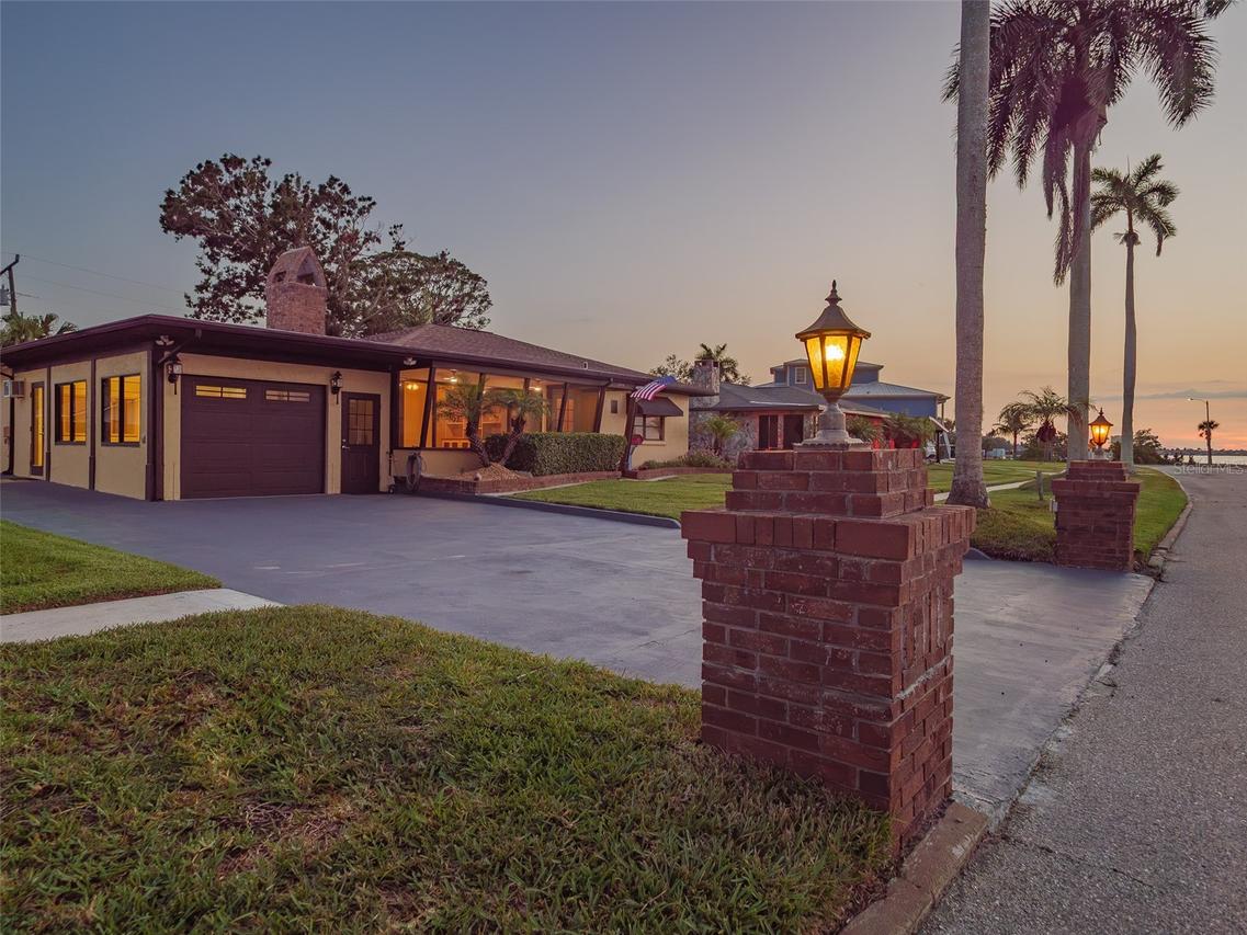 2410 Riverside Dr., Bradenton, FL 34208