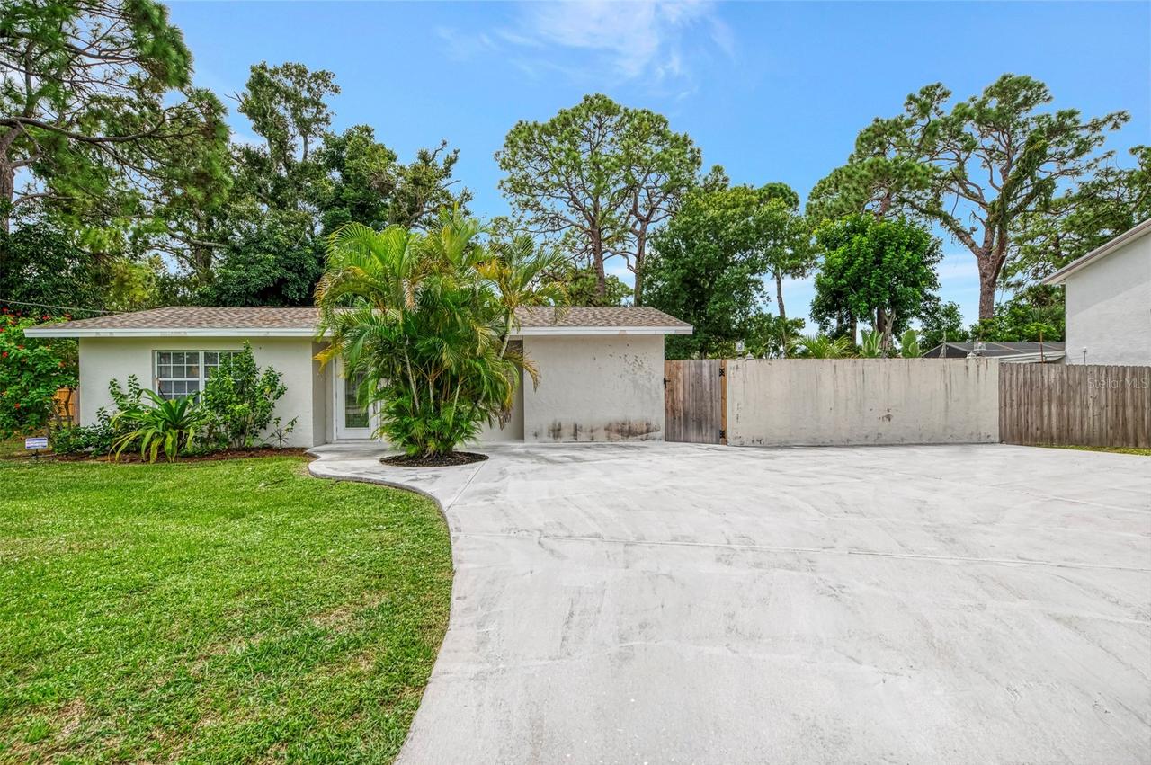 2136 Brueckner Dr., Sarasota, FL 34231
