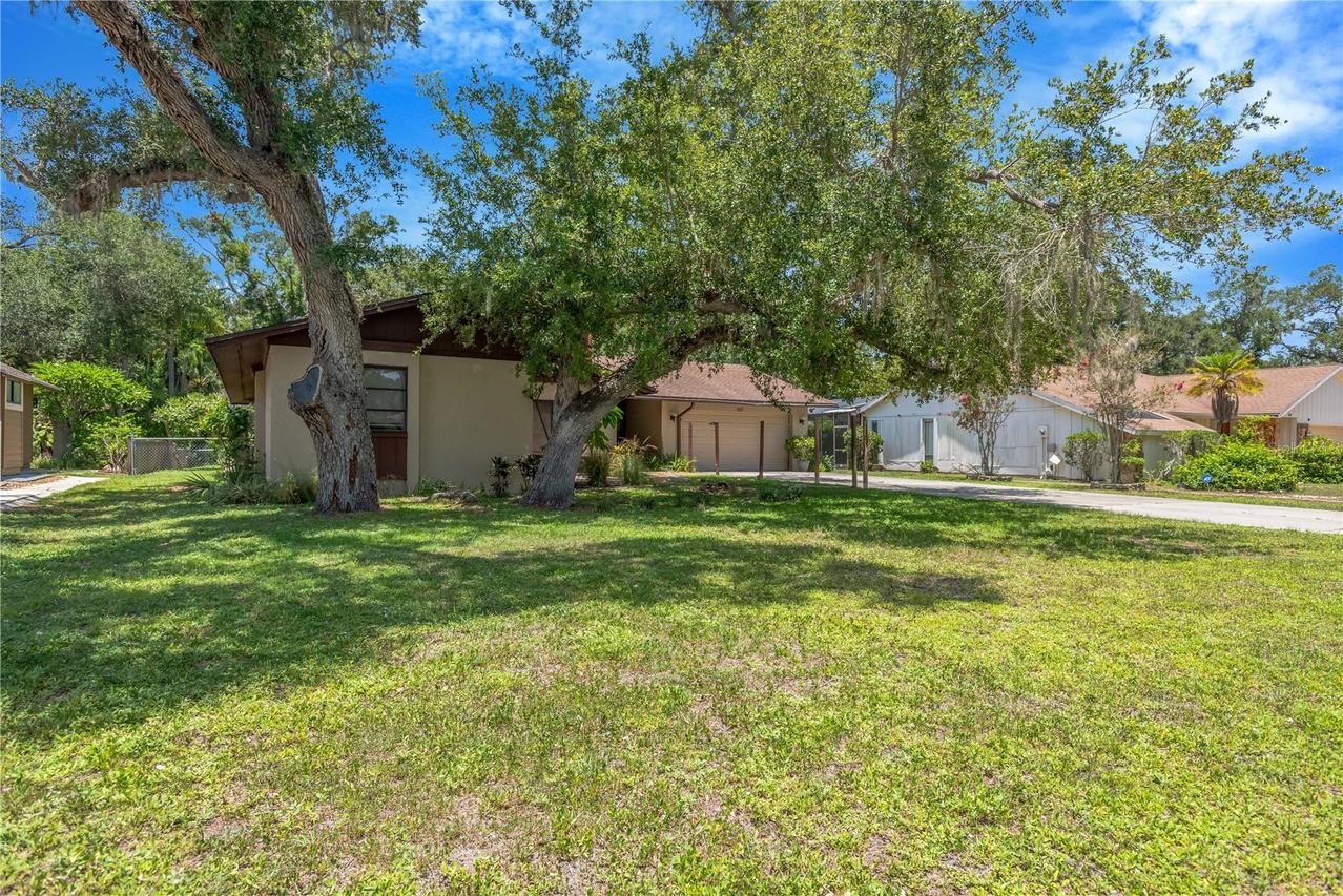213 Whispering Oaks Ct., Sarasota, FL 34232