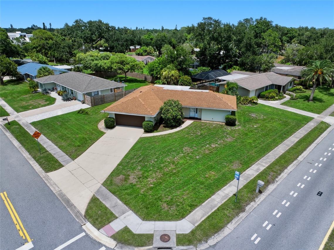 2711 Gulf Gate Dr., Sarasota, FL 34231