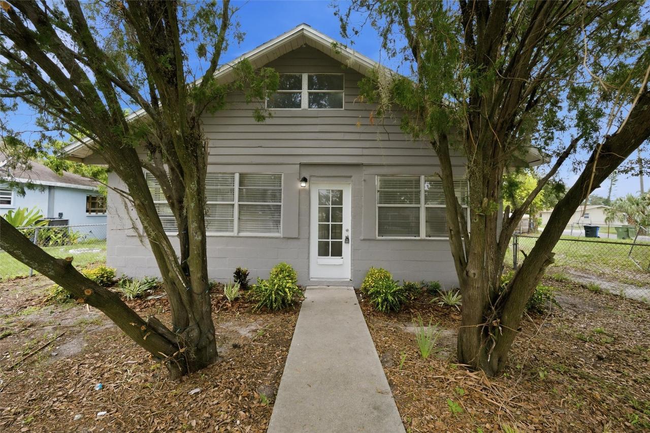 2425 9th Ave., Bradenton, FL 34208