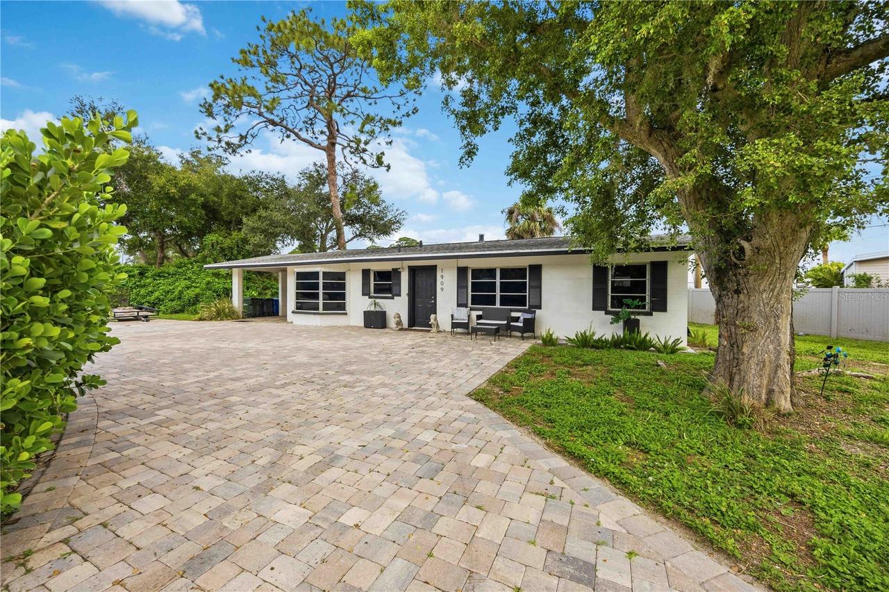 1909 Buccaneer Dr., Sarasota, FL 34231