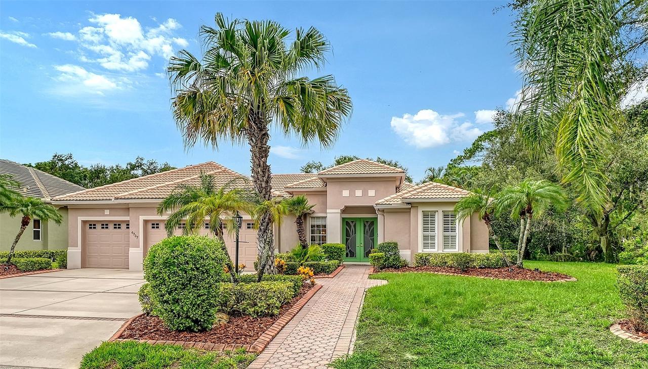 4727 Carrington Cir., Sarasota, FL 34243