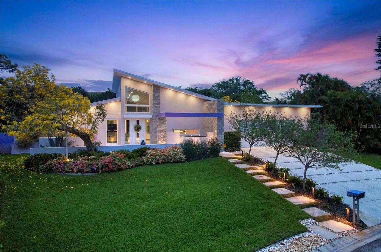 1556 Eastbrook Dr., Sarasota, FL 34231