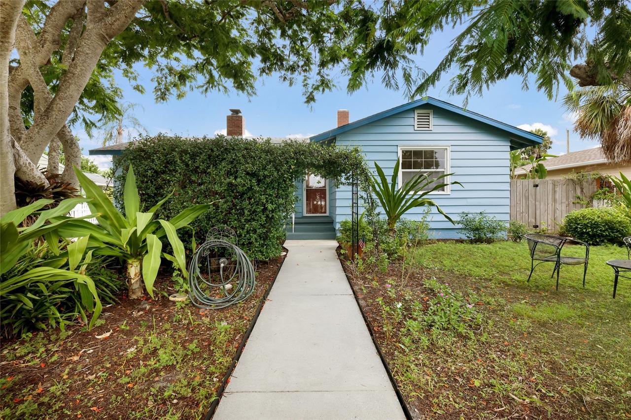 2070 Hyde Park St., Sarasota, FL 34239