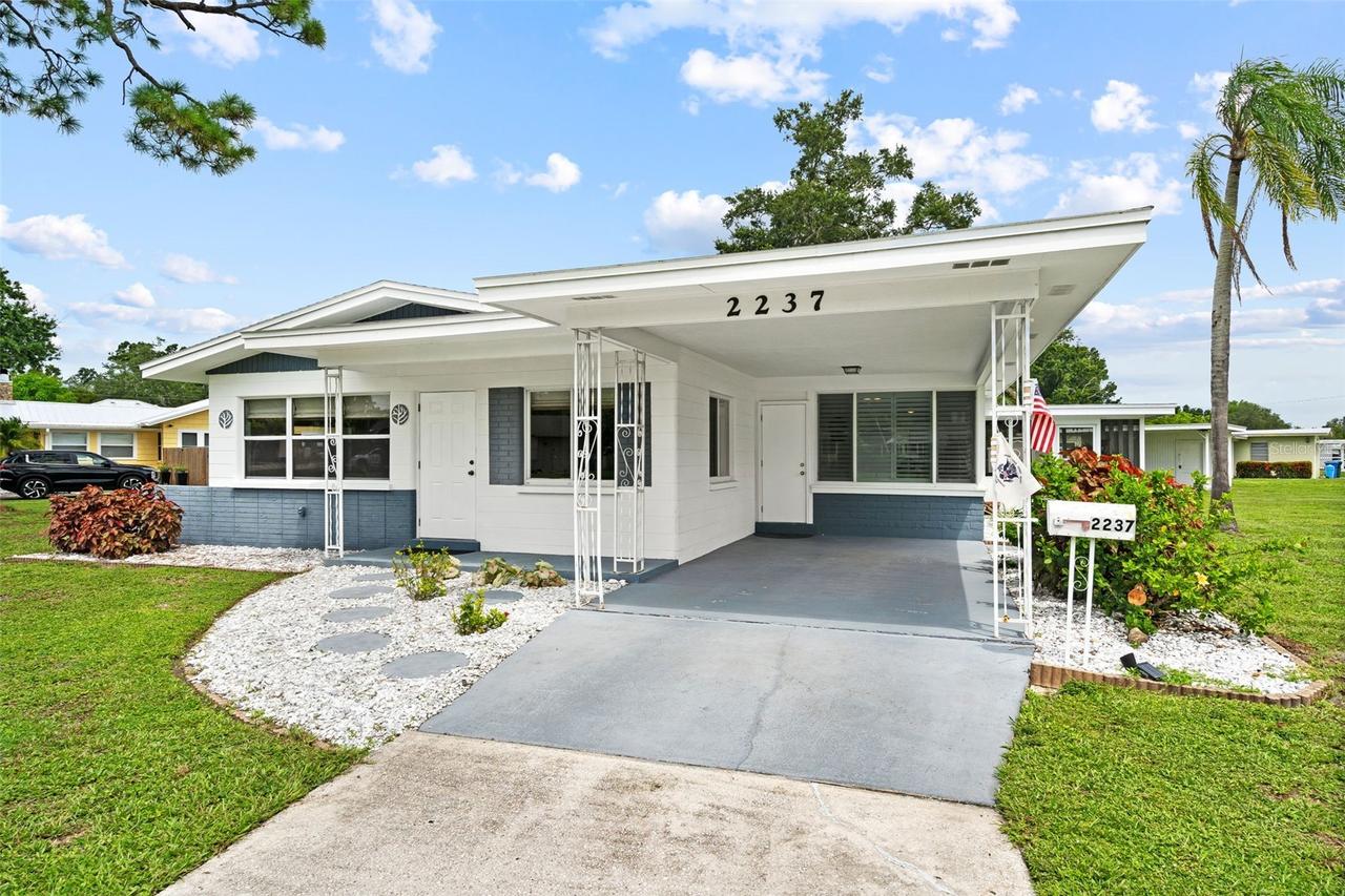2237 2nd Ave., Bradenton, FL 34208