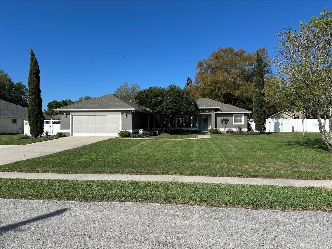 417 Anderson Dr., Tavares, FL 32778