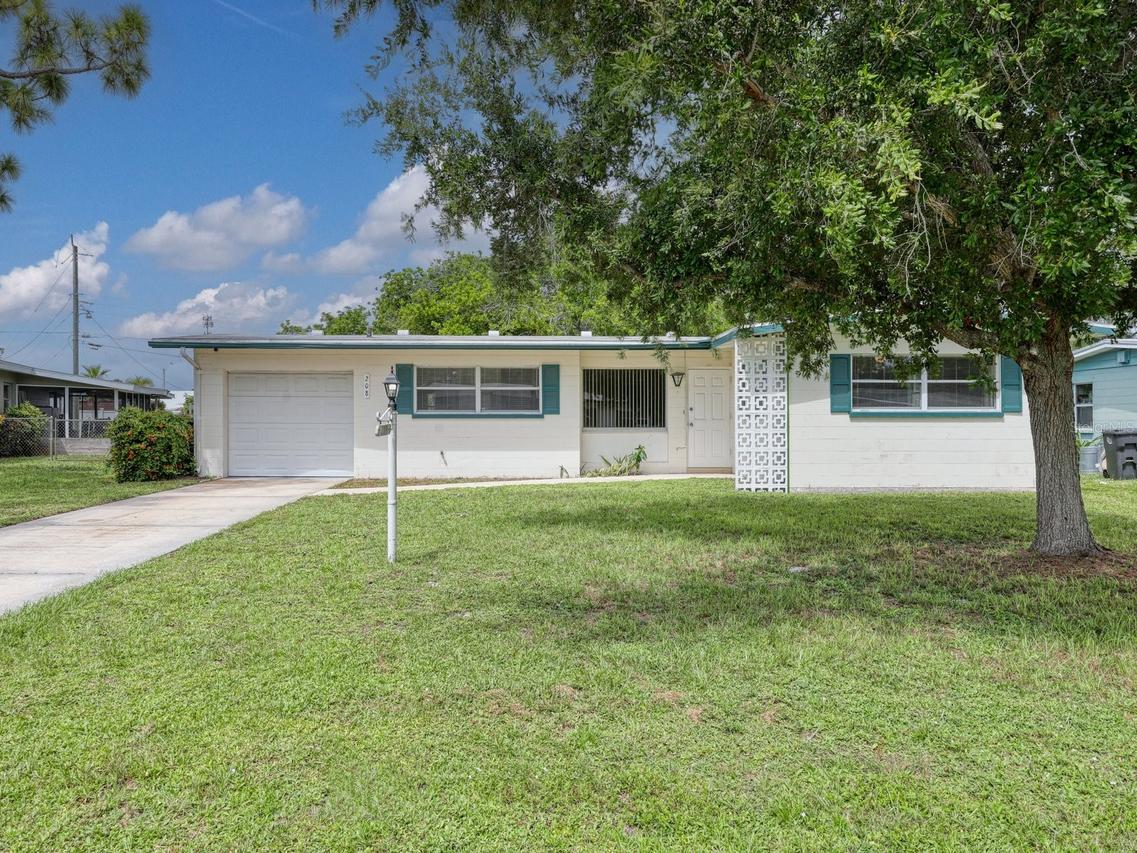 208 62nd St., Bradenton, FL 34209