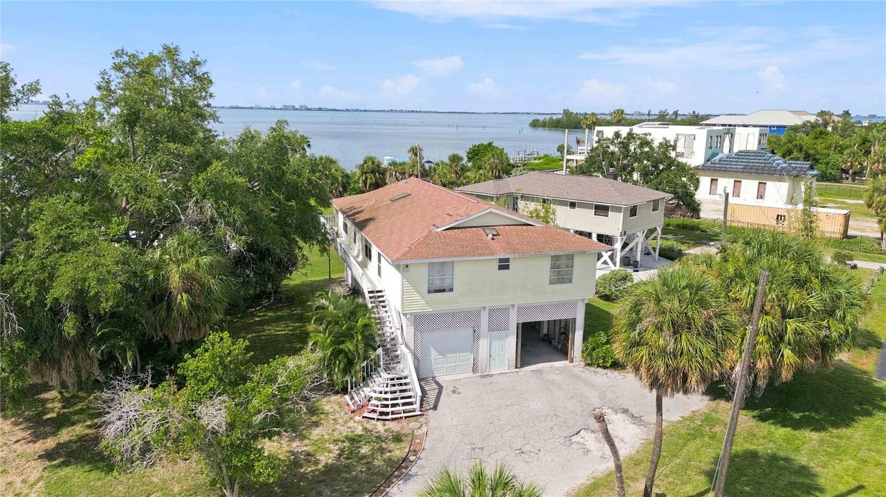 6904 22nd St., Bradenton, FL 34207