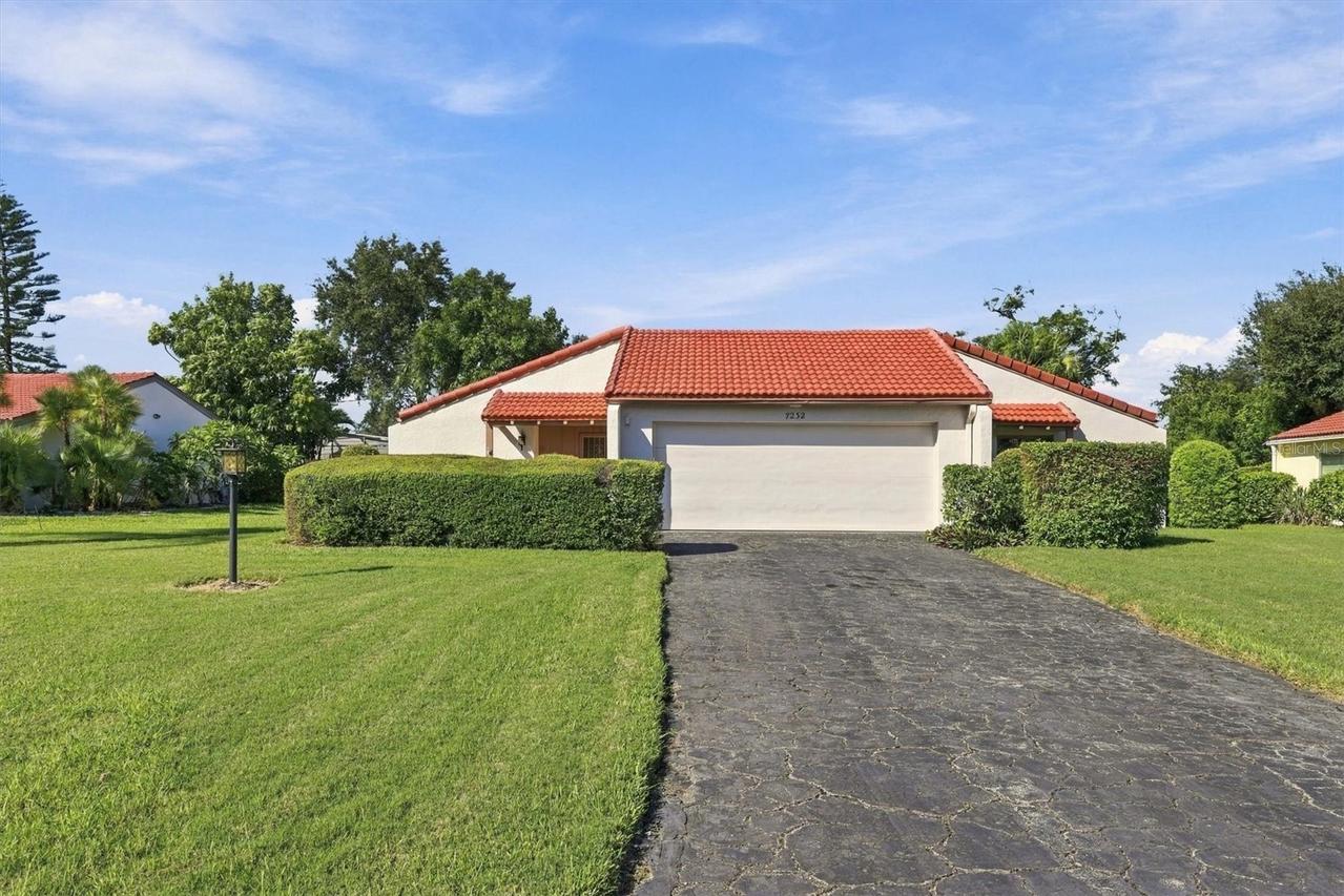 7232 Las Casas Dr., Sarasota, FL 34243