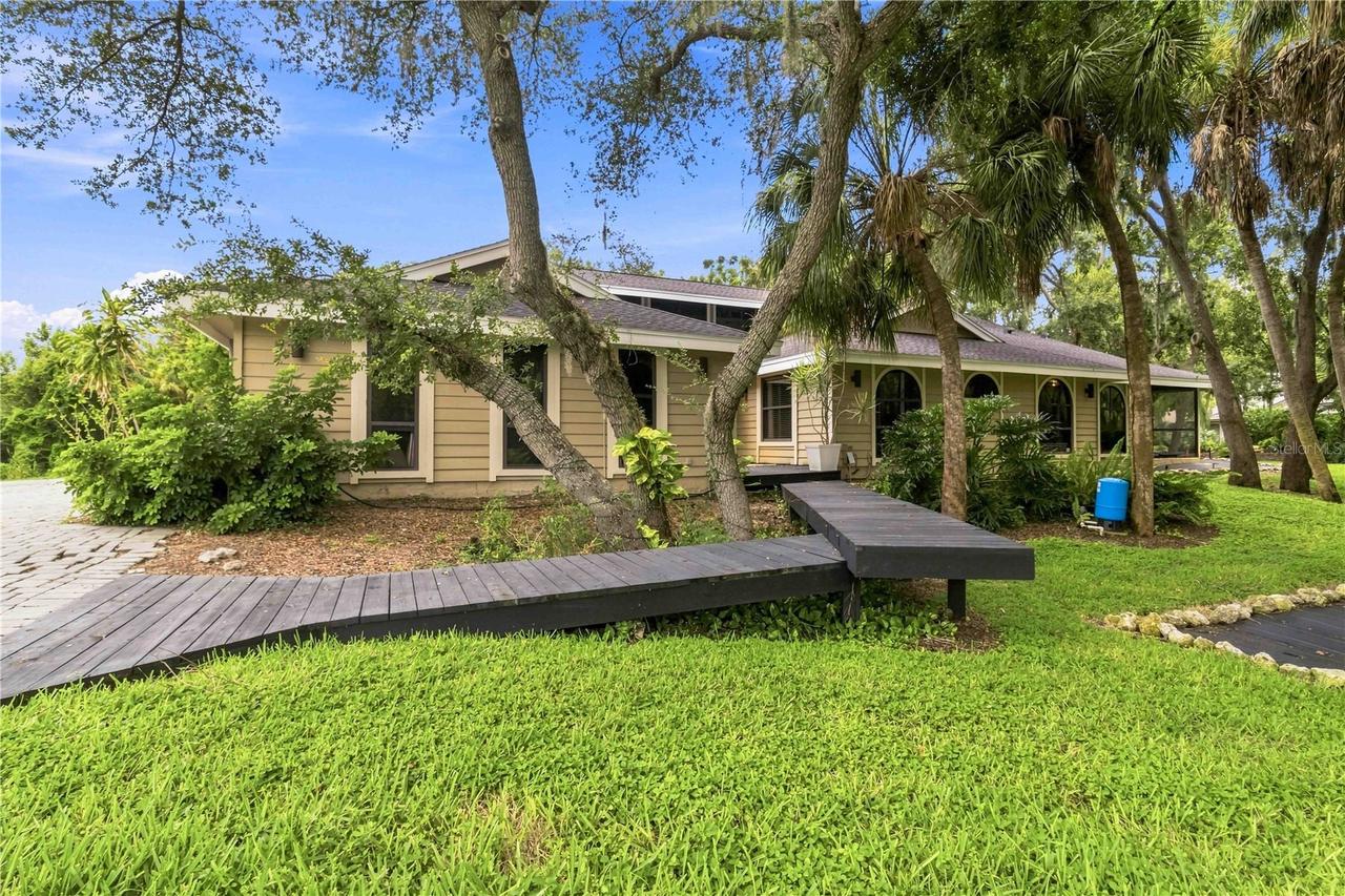 902 Drakeswood Ct., Sarasota, FL 34232