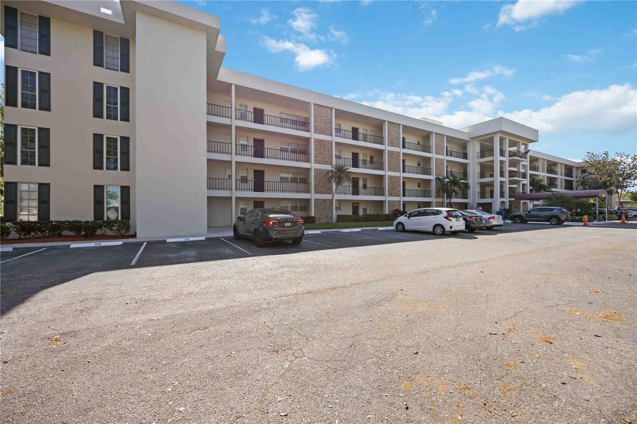 7461 W Country Club Dr. #207, Sarasota, FL 34243