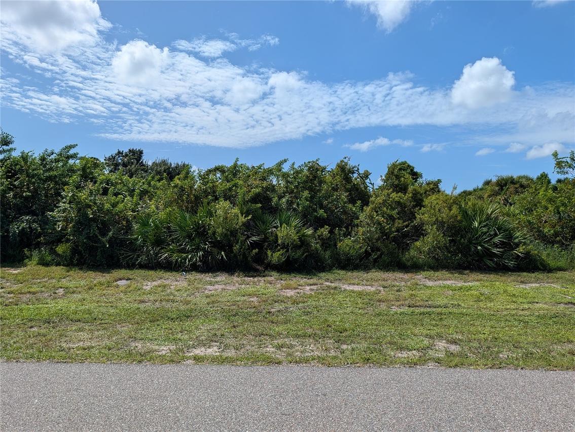 281 Baytree Dr., Rotonda West, FL 33947