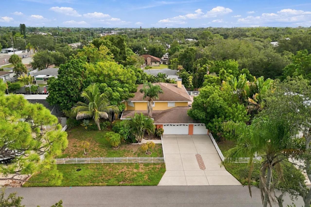 2429 Whippoorwill Cir., Sarasota, FL 34231