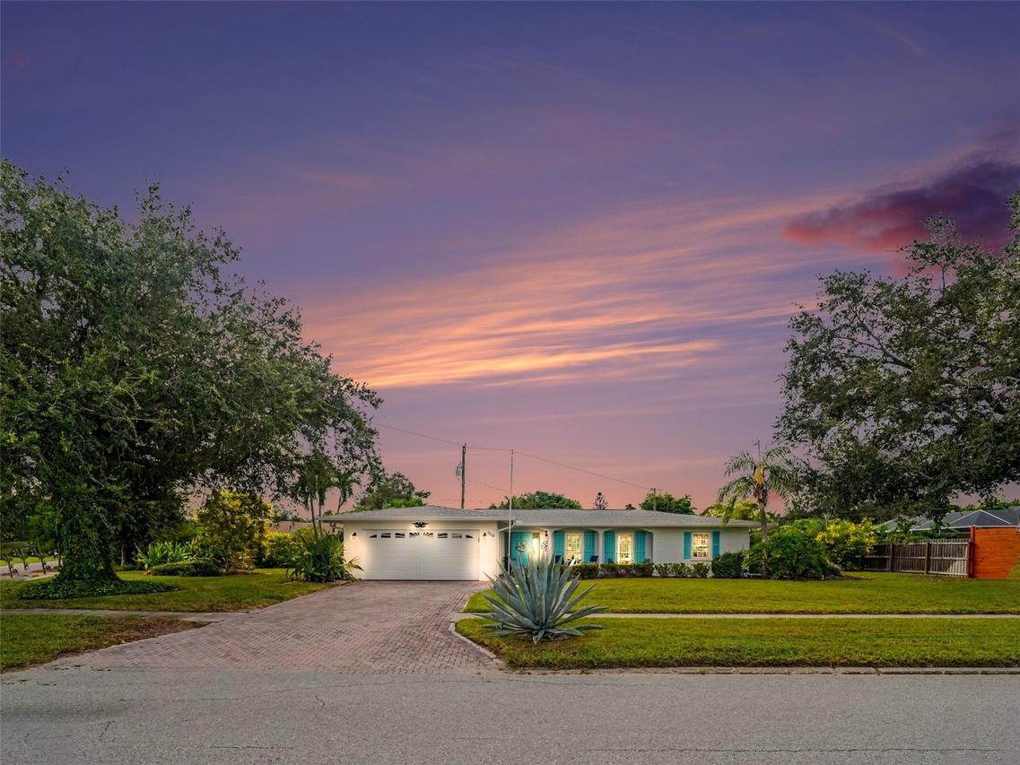 1110 De Narvez Ave., Bradenton, FL 34209