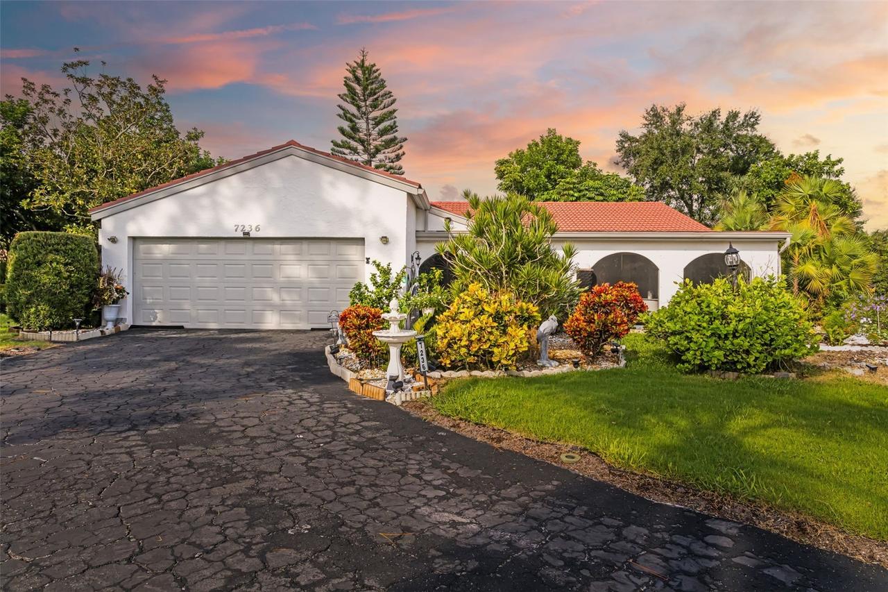 7236 Las Casas Dr, Sarasota, FL 34243
