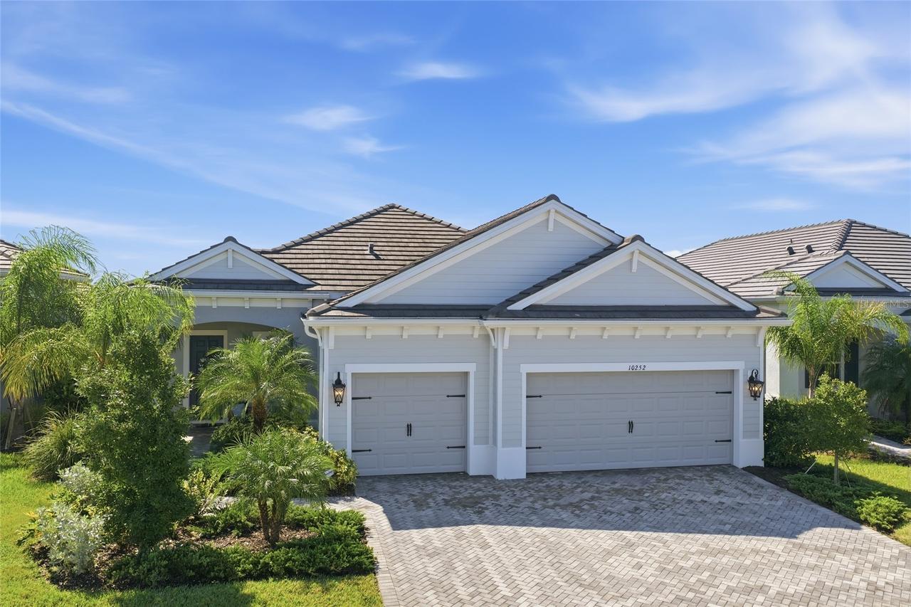 10252 Canaveral Cir., Sarasota, FL 34241