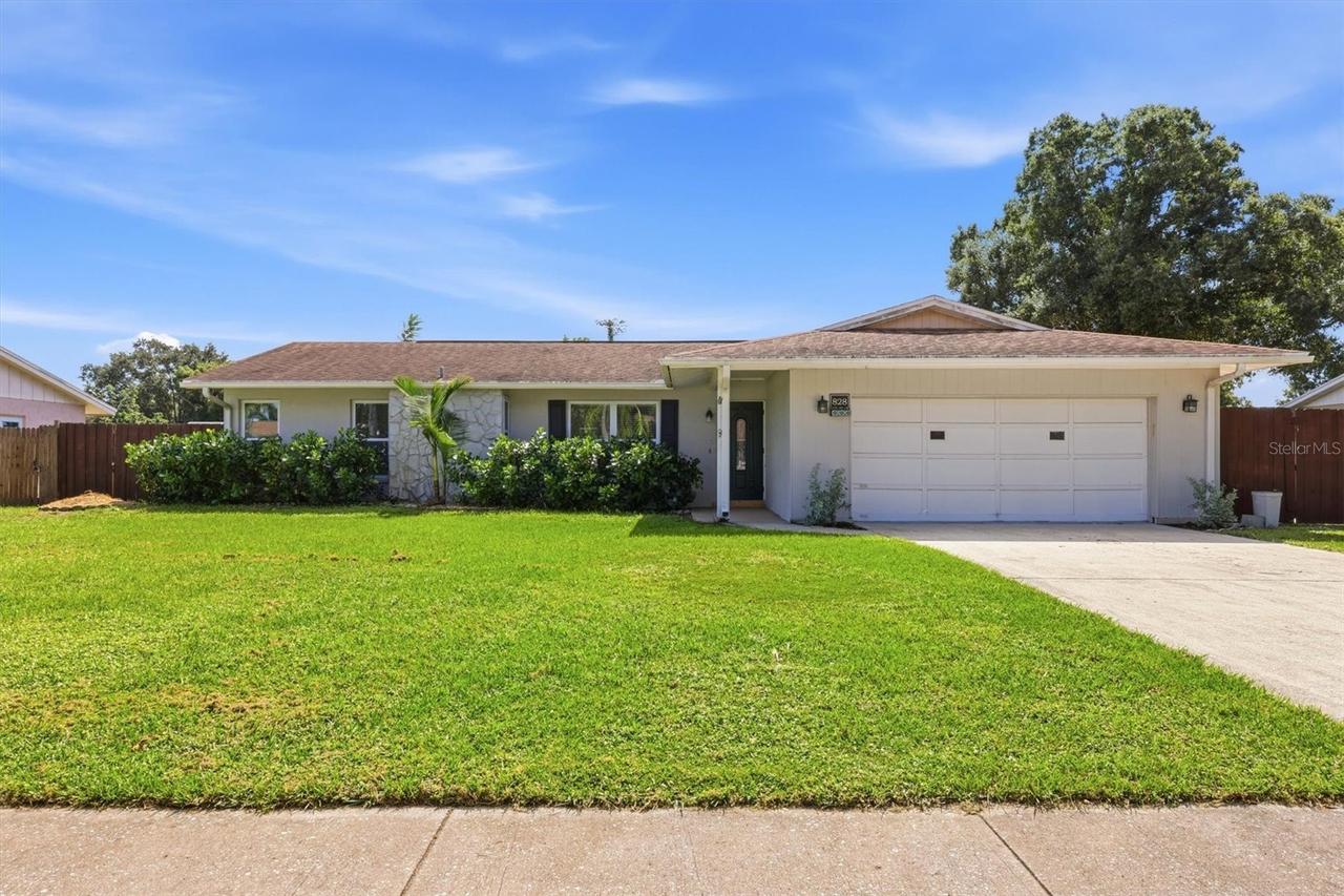 828 Ponderosa Pine Ln., Sarasota, FL 34243