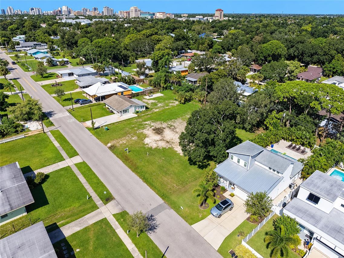 2555 Wood St., Sarasota, FL 34237