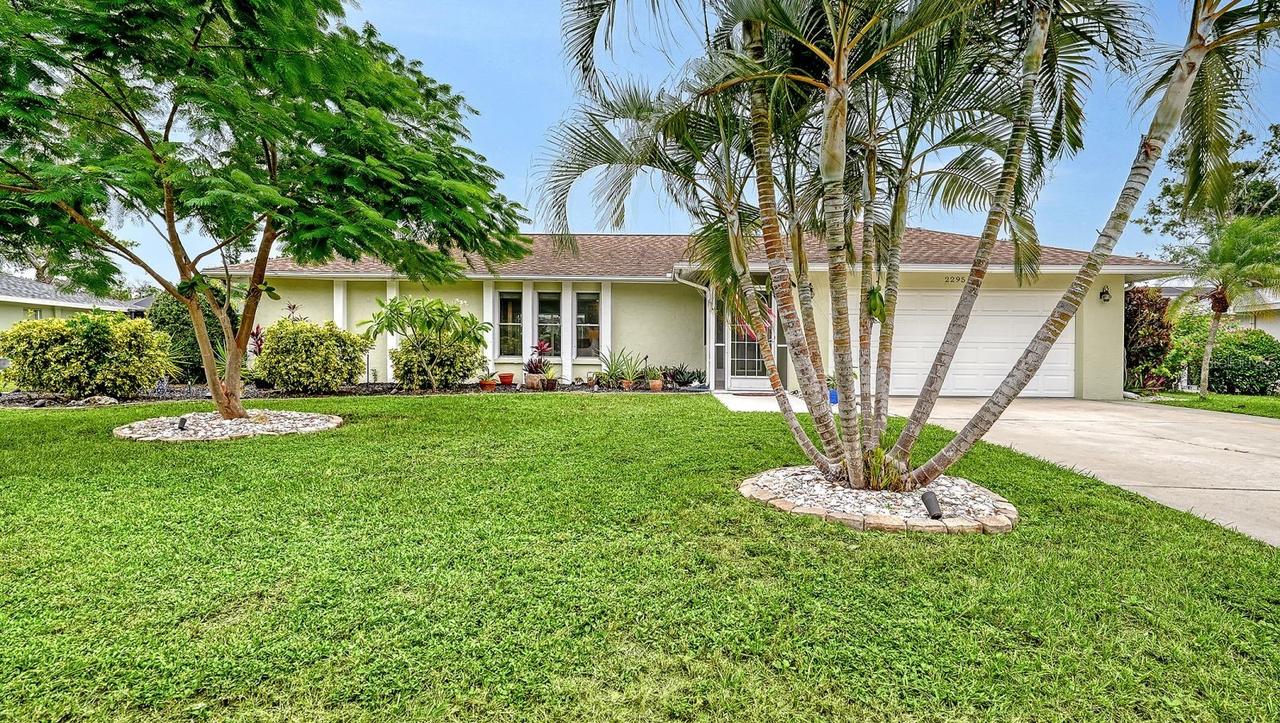 2295 Pine View Cir., Sarasota, FL 34231