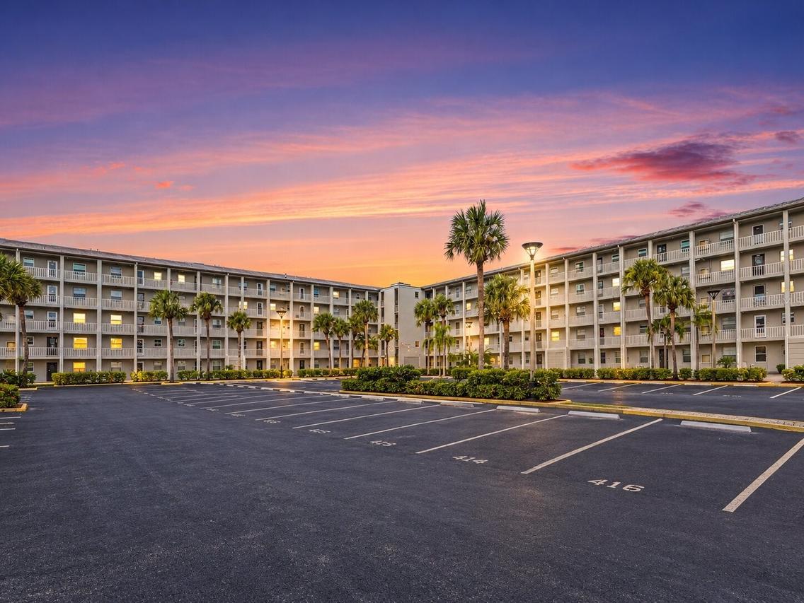3108 Lake Bayshore Dr. #211, Bradenton, FL 34205