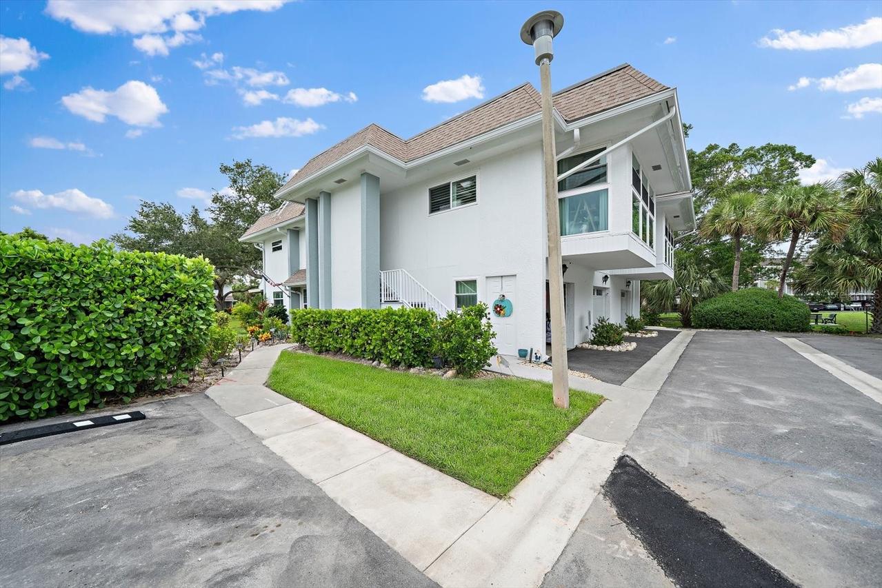 575 Sutton Pl., Longboat Key, FL 34228