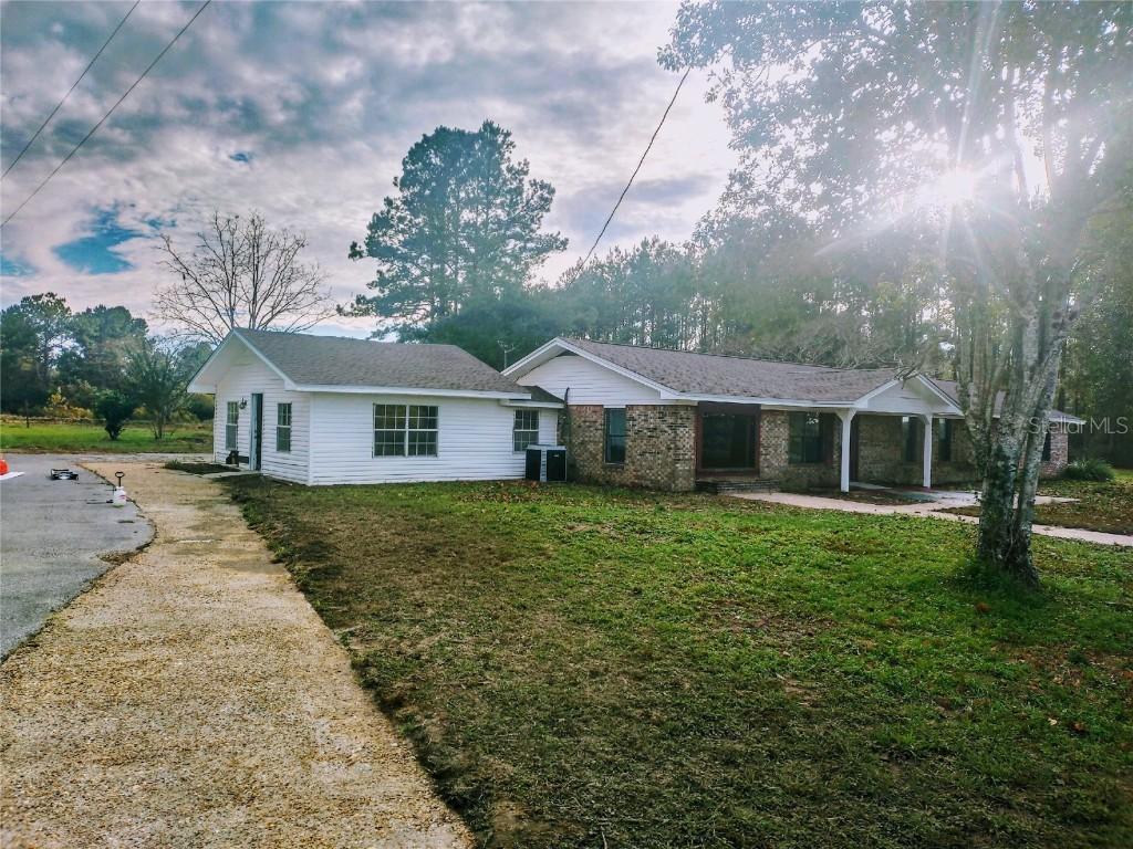 1689 Flowers Dr., Laurel Hill, FL 32567