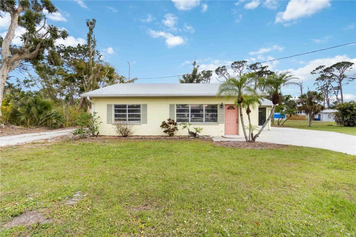 212 Gulf Ave., Nokomis, FL 34275